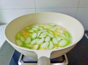 加入切好的丝瓜煮两分钟。