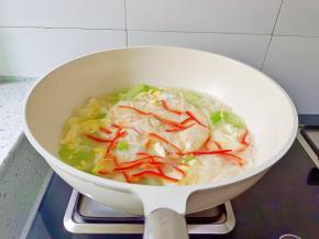 加入红椒丝煮一分钟。