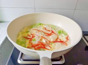 加入红椒丝煮一分钟。