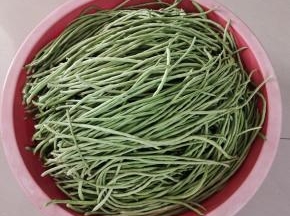 把有虫的豇豆挑出来，扔掉！