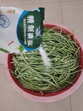 不用洗，直接放入两包盐！(切记不要洗，不要洗，不要洗！重要的事情说三遍！)