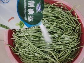 不用洗，直接放入两包盐！(切记不要洗，不要洗，不要洗！重要的事情说三遍！)