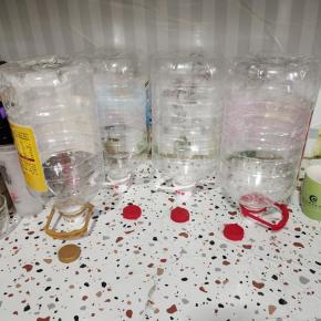 腌制豇豆的时候，我们来把瓶子清洗干净！我用的瓶子是我平时吃的食用油油壶！把油壶里面挤四五滴洗洁精，放入适量的热水器里的水，盖上孩子，使劲儿摇晃几下，再用热水器里面的热水清洗干净！清洗干净的油壶倒入适量的温开水，盖上盖子摇晃几下，消消毒，再把温开水倒掉！使劲甩几下油壶，就把里面多余的水份甩干净了，就可以直接使用了！(如果有空，可以提前把油壶清洗干净，控干水分备用！)