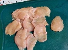 鸡胸肉清洗干净，去掉筋膜，斜切成两个硬币厚度的片！