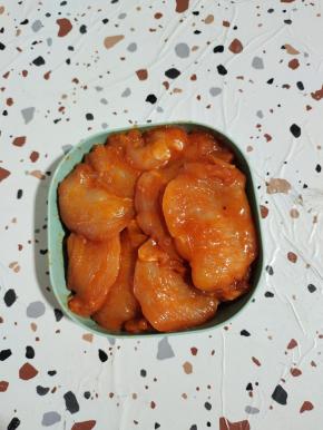 切好的鸡胸肉放入大碗中，再加入生抽，食用油和奥尔良烤肉料！充分抓拌均匀！封上保鲜膜，放入冰箱冷藏腌制15分钟左右就可以了