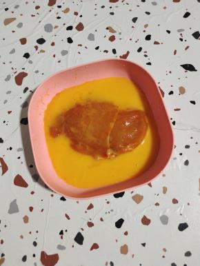 腌制好的鸡胸肉，放入蛋液中，均匀的裹上一层蛋液！