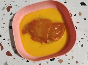 腌制好的鸡胸肉，放入蛋液中，均匀的裹上一层蛋液！