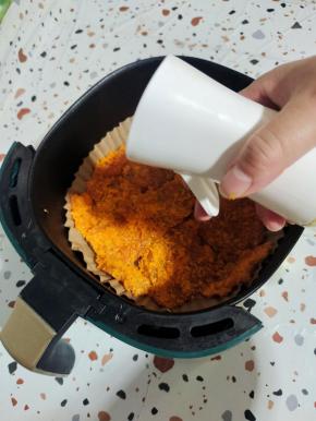 再用喷壶，在鸡胸肉表面喷适量的油！