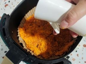 再用喷壶，在鸡胸肉表面喷适量的油！
