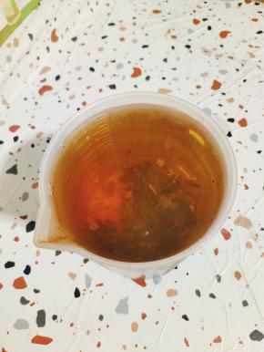 茉莉花茶提前泡好，晾凉备用！(不想泡茶的也可以直接买瓶装茉莉花茶哦！)