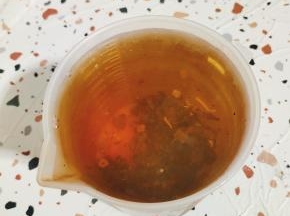 茉莉花茶提前泡好，晾凉备用！(不想泡茶的也可以直接买瓶装茉莉花茶哦！)