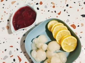 荔枝剥壳，去核，柠檬用盐搓洗表面，清洗干净，切成片，去核，再准备适量的李子果酱备用！(没有李子果酱的也可以用火龙果来代替，颜色粉红的特别好看！也可以不放！)