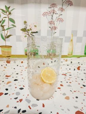 把荔枝和两片柠檬放入雪克杯中。