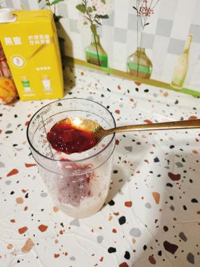 放入两大勺李子果酱！