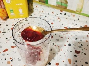 放入两大勺李子果酱！