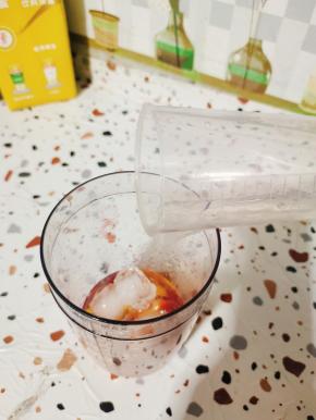 再放入20毫升柠檬果蜜！(没有的可以放蜂蜜或者糖浆！)