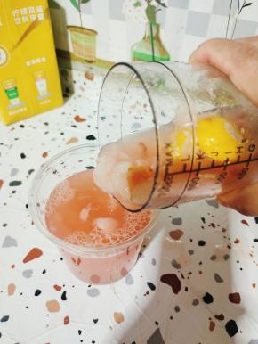 然后倒入杯子里！