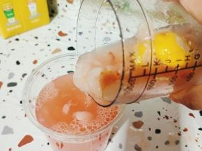 然后倒入杯子里！