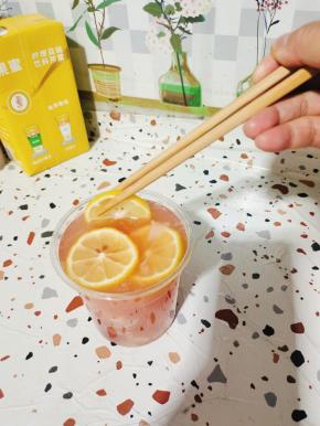 再加几片柠檬！真的超级清新又解腻！夏天一定要喝！