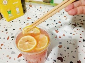 再加几片柠檬！真的超级清新又解腻！夏天一定要喝！