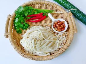 准备好手擀面，香菜，小米椒，黄瓜，花生米。