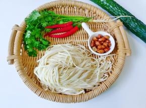 准备好手擀面，香菜，小米椒，黄瓜，花生米。
