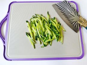 黄瓜刮去表面的毛刺，切薄片切成细丝。