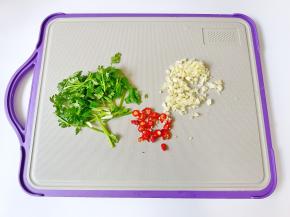 香菜，蒜，小米椒切好备用。