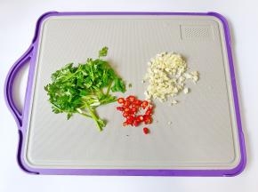 香菜，蒜，小米椒切好备用。