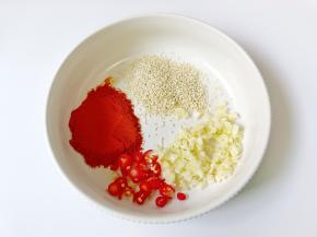 芝麻，蒜，小米椒，辣椒粉放碗里。