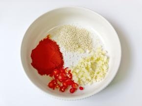 芝麻，蒜，小米椒，辣椒粉放碗里。