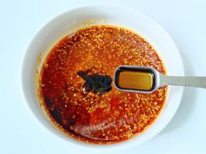 加醋2勺，盐，鸡精少许，拌均匀。