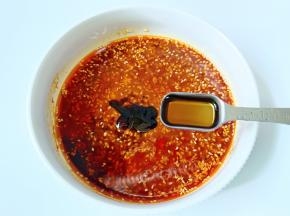 加醋2勺，盐，鸡精少许，拌均匀。