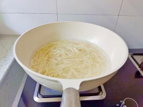 锅里水开下手擀面。