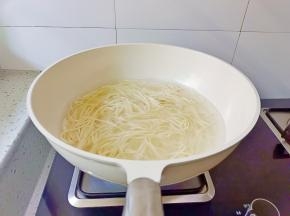 锅里水开下手擀面。