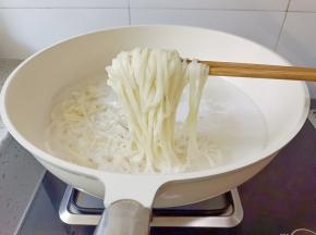 煮好的面条过一遍凉开水(不易粘住)