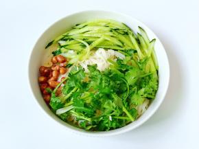 把面条，黄瓜丝，花生米，香菜放一起。