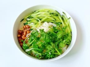 把面条，黄瓜丝，花生米，香菜放一起。