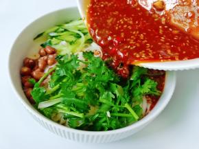 淋上拌好的酱汁。