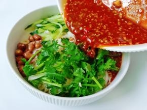 淋上拌好的酱汁。