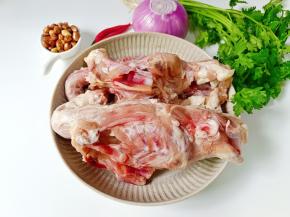 准备好鸡架，香葱，花生米，香菜，小米椒。