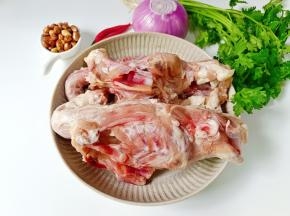 准备好鸡架，香葱，花生米，香菜，小米椒。