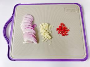 洋葱，蒜，小米椒切好备用。