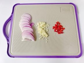 洋葱，蒜，小米椒切好备用。