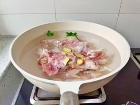 鸡架冷水下锅，加入生姜，葱段，料酒焯水。