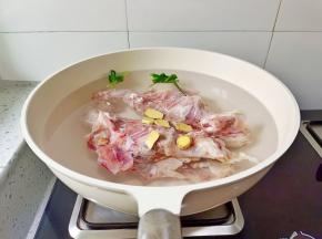 鸡架冷水下锅，加入生姜，葱段，料酒焯水。