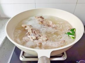 水开后撇去浮沫，把鸡架捞出清洗干净，重新放水煮10分钟。