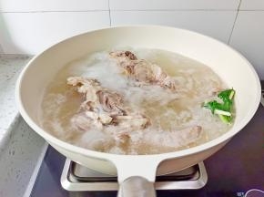 水开后撇去浮沫，把鸡架捞出清洗干净，重新放水煮10分钟。