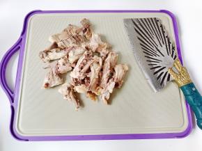 煮好的鸡架切成小块。