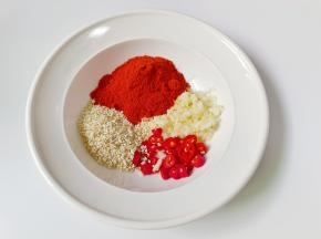 碗里放芝麻，蒜，小米椒，辣椒粉。